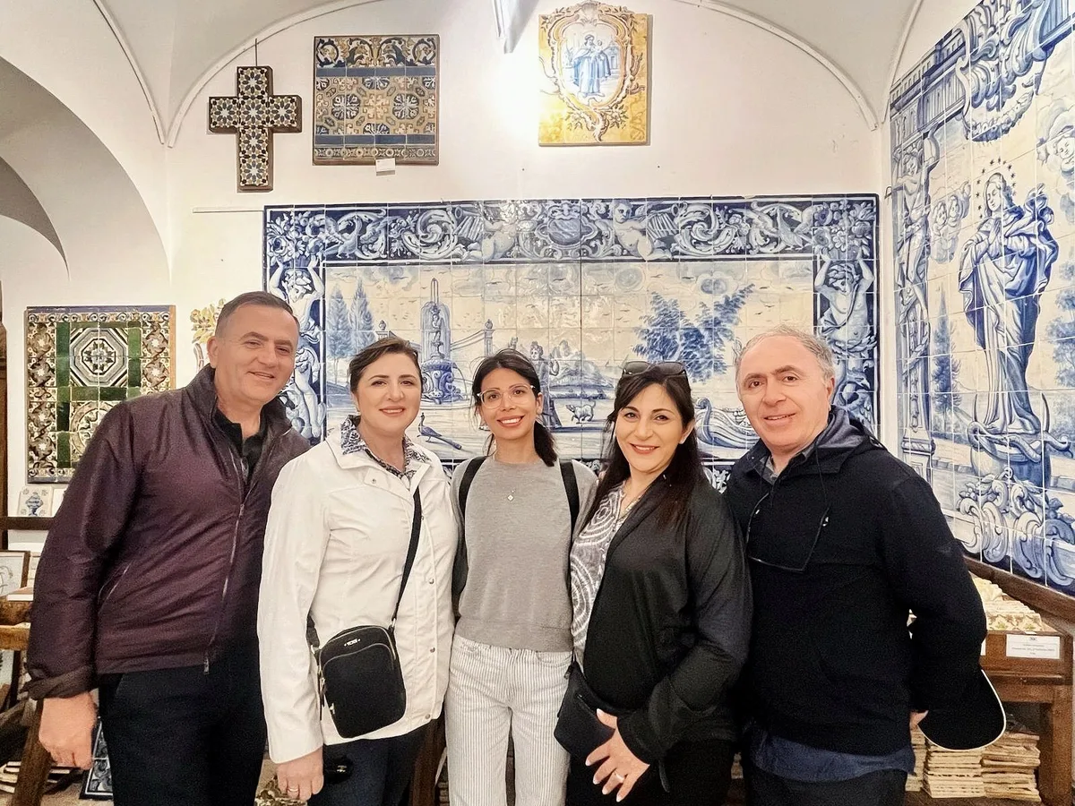 סיור קבוצתי בפארק עם דקלים, עדן טורס